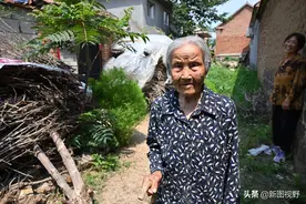 101岁奶奶，满口好牙真罕见，喜欢吃大蒜和芝麻糊，经常逛街看景图片