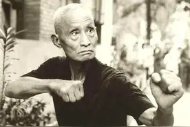 他是青帮与洪门双龙头，六旬徒弟挑战十二大门派，没有一人敢应战图片