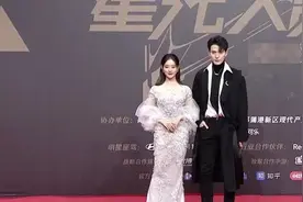 星光大赏女星红毯：杨紫上身臃肿热巴像花仙子，杨幂被勒出赘肉图片