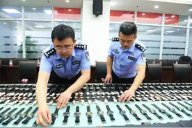 你的520礼物可能是假货！重庆警方破获一起售假案图片