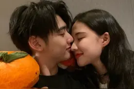 R1SE成员焉栩嘉被曝接吻照 女友公开恋爱细节直指其劈腿图片