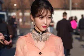 明星穿搭：IU真是个超爱粉色的神仙女孩，这样穿你也是草莓味少女图片