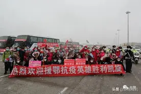黑龙江公安最高礼遇护航白衣“战士”返程图片