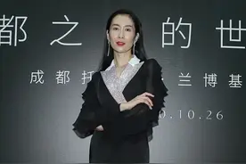 “低调女王”温峥嵘 穿“水母”袖礼服秀身材 婚姻至今还是谜图片