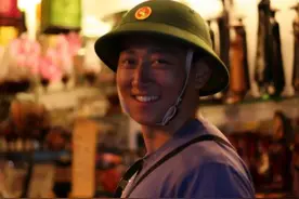 越南男性为啥都喜欢戴个绿色“硬壳帽”，它隐藏的作用又是什么？图片