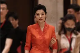 周涛越老越敢穿，大红长裙配大红长裤，不土反而高级感十足图片