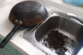 铁锅底越用越黑，导热越来越慢，不如用“好方法”快速清理图片