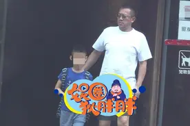 48岁王学兵携三婚娇妻与娃，身材发福脸黑成炭，随手扔烟纸被说图片