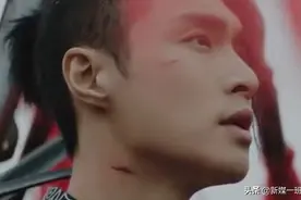 张艺兴在水里拍MV，当镜头拉近女粉坐不住了，还好只有1秒镜头图片