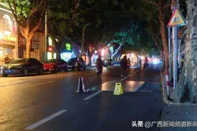 南宁：路面施工铺铁板 十分钟绊倒三辆电动车图片