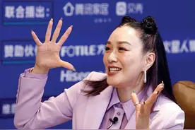 钟丽缇真不畏惧年龄，穿紫色套装配哪吒头，眼角有皱纹也耐看图片