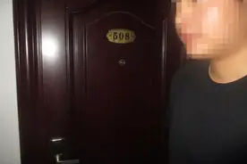 看女邻居身材好，男子偷配了其房门钥匙进屋图片
