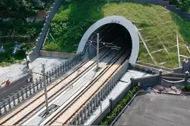 中国再出手！耗资2800亿在山上挖条隧道，涌出的水能灌满15个西湖图片