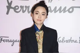 张佳宁扎丸子头像“假小子”，穿西装更是十分干练图片