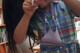 汤唯4岁女儿嫌天热，自行剪发率性如妈妈，头发短到被他人喊哥哥图片