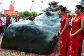 贵州拍卖奇石“江山多娇”，一黑衣神秘女子现身，1000万元拍走图片