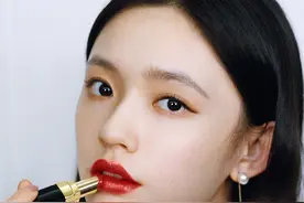 林允 炫光唇色亮眼写真图片