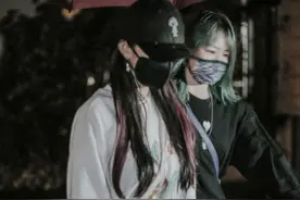 35岁杨幂现身青岛，与助理逛街好清闲，工作太忙没时间陪女儿图片