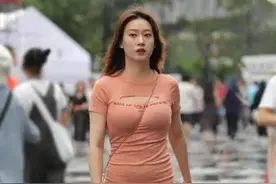 嫌弃裙子太闷热，特意在裙子正面“剪一刀”，透气全靠它？图片