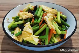 炒蒜薹，直接下锅容易辛辣夹生发黄，多加一步，蒜薹翠绿香嫩好吃图片
