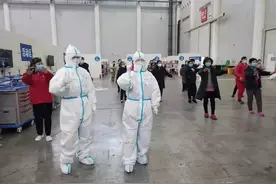 “你笑起来真好看”，来自成都市第五人民医院的方舱医院护士带患者集体跳网红手语舞图片