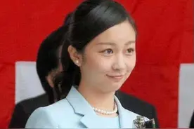 日本最美公主恋上财团富公子，穿皮衣约会西装男，捂嘴交谈显低调图片