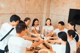 同学聚会，月薪3千，1万，5万的人怎么分辨？网友：看坐姿就懂图片