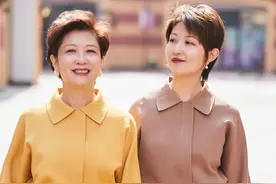 60岁的女人，夏天少穿“一身黑”，这几组高级色搭配，优雅又时髦图片