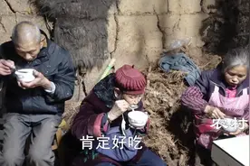 王四老妈柴堆旁发现野菜，煨了锅汤，88岁婆婆喝了，清热开胃又营养视频封面