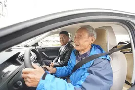 全上海最高龄！82岁老爷叔要拿驾照了！想载着10多条流浪狗去旅游！网友们这样说图片