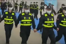 好壮观！高圆圆参加活动被几十个保安簇拥，结果却只来了几个粉丝图片