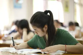 江西一女学生寝室大型内卷现场，偷锁室友眼镜，堪称宫斗大戏图片