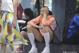 身高1米98的朱婷，成为世界排坛巨星：弄啥都不方便。图片