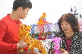 2018年，为“报恩”28岁小伙娶65岁大妈，大妈：我要为他生小孩图片