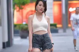 小说：妙龄少女去田间放水，欣赏自拍的照片，却发现正被男子跟踪图片