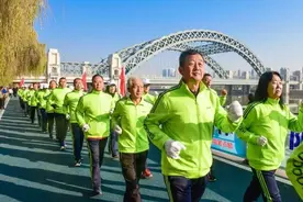 浙江42岁男子，每天坚持“快步走”，一年后，身体发生这几个变化图片