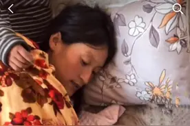 25岁宝妈连生4胎，带孩子喝水充饥无人照顾，网友：可怜又可恨图片