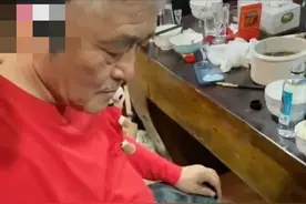 赵本山家中好朴素，地板是黄泥地还开裂，直播坐土炕用大盆装菜图片