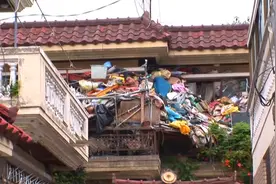韩国一家3口把家住成顶级垃圾屋，蟑螂老鼠遍地跑，还说都是宝贝图片