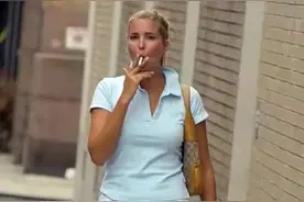 特朗普女儿伊万卡，穿睡衣拖鞋当街抽烟，年轻时和现在判若两人图片