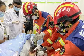 “保指战”医护消防火力全开近3小时图片
