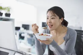 同事帮带一个月早餐，为表感谢，给她发了个红包，没想到被拉黑了图片