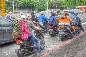 为什么台湾那么多摩托车，而且跑得都那么快，连老年人都不甘落后图片