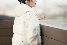 秦岚也太有少女感了，羽绒白马甲减龄五岁，姐姐真会穿图片