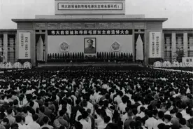 毛主席追悼会上，华国锋说了一句话，引得数万人哭泣力竭以致晕厥图片