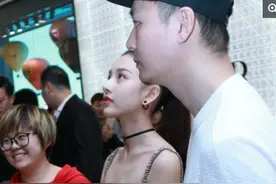 宋祖儿穿吊带抹胸装出席活动，网友：太像张柏芝了！让人大开眼界图片