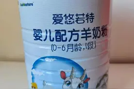 给孩子冲奶粉发现罐中有活虫？呼和浩特这家母婴店赔付消费者3780元图片