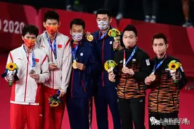 中华健儿包揽羽毛球男双金银牌图片