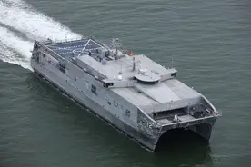 美国海军最型登陆舰试航，航速超过022导弹艇，却存在致命缺陷图片