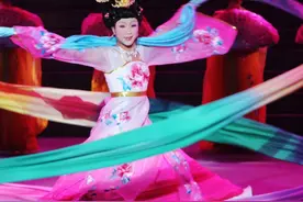39岁李玉刚亮相巴黎时装周，老外都看懵了！网友高呼：我想娶她图片